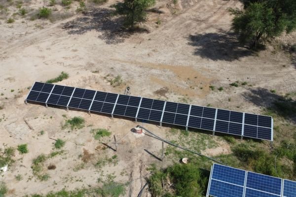 Instalación de paneles solares en campo del NEA por ADN Sustentable